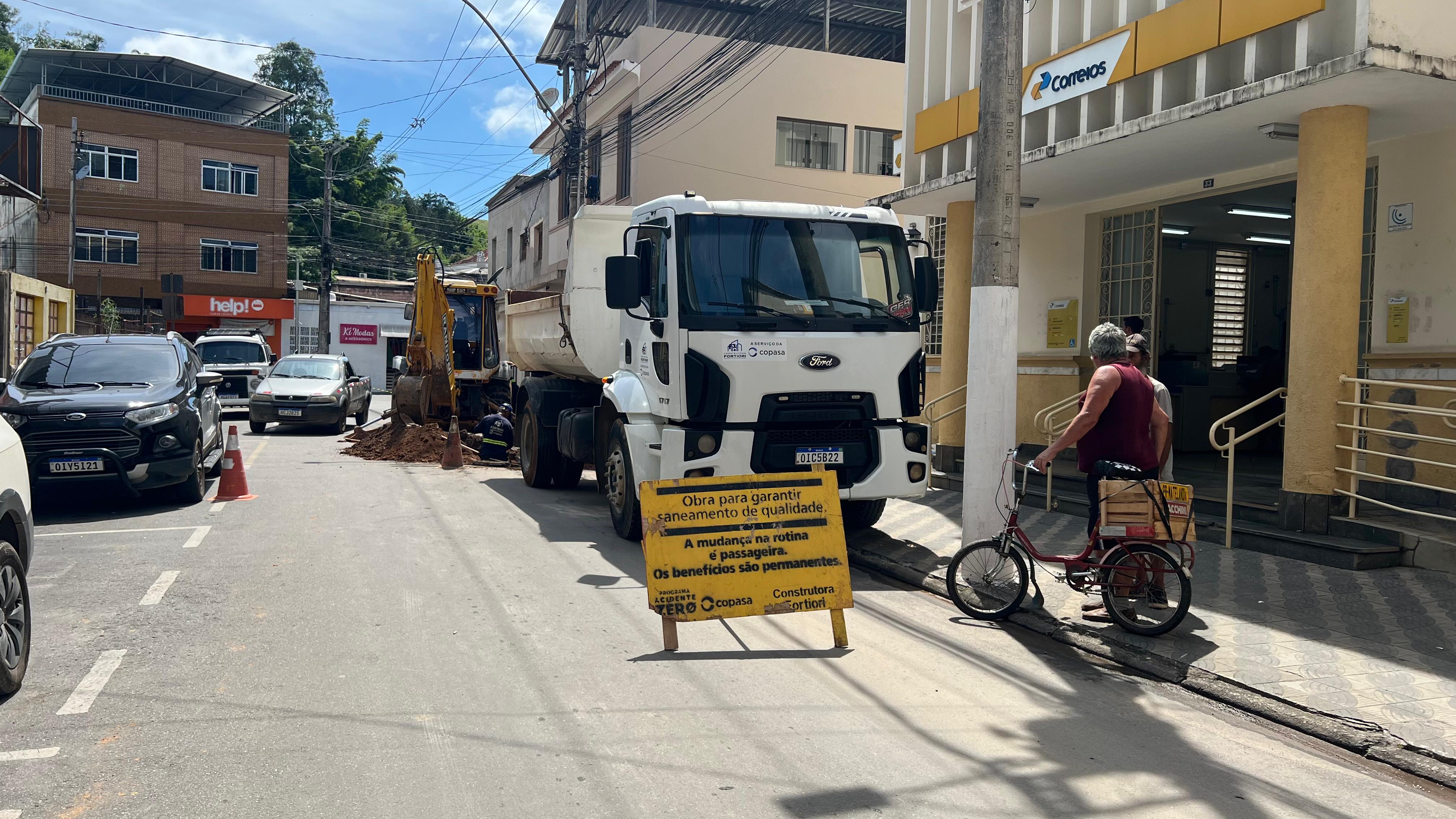 Reparo em rede de esgoto causa interdição da Rua Prefeito José Maria Pitella nesta segunda-feira